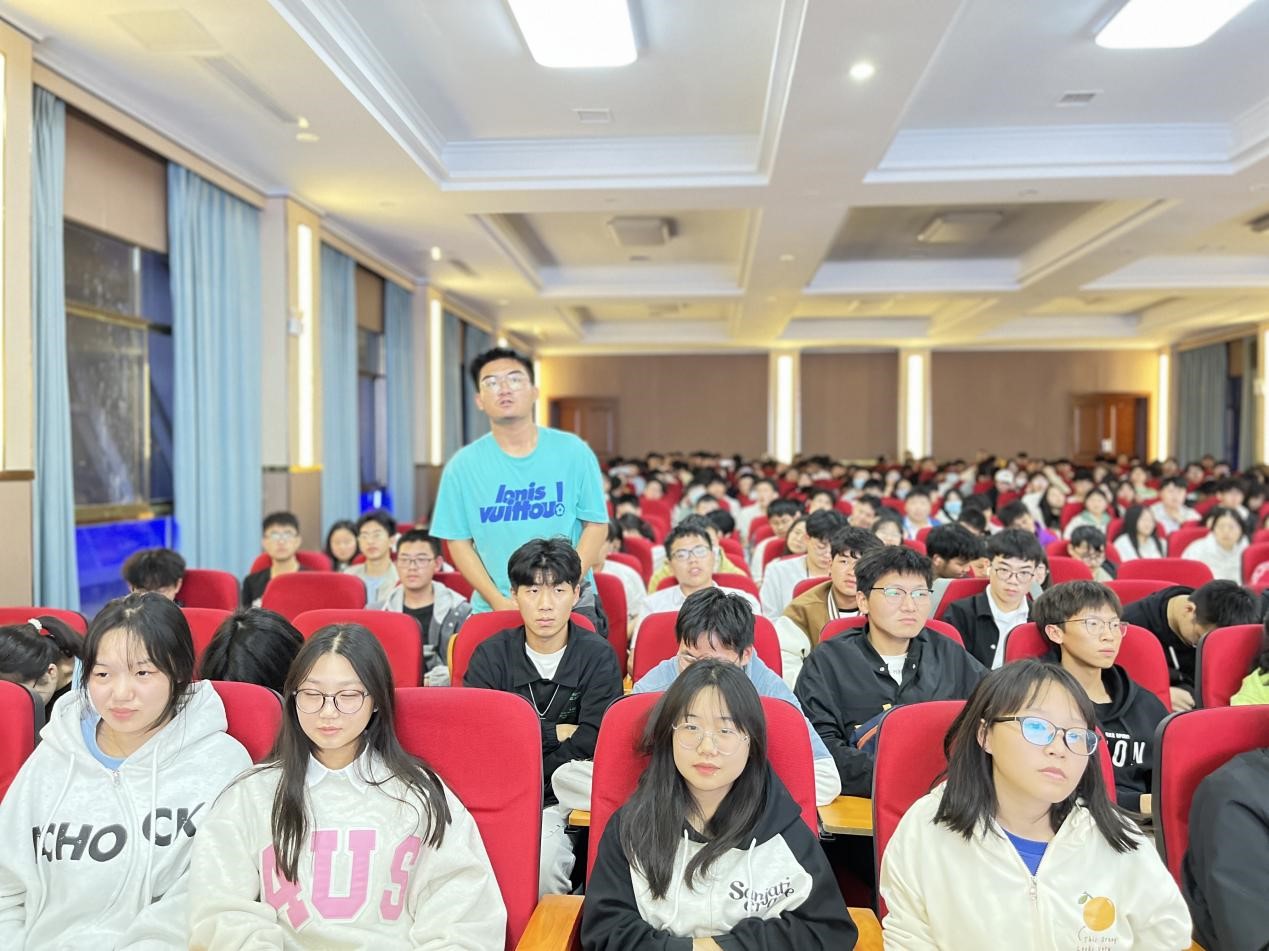 Các chuyên gia và nhà khoa học vào trường