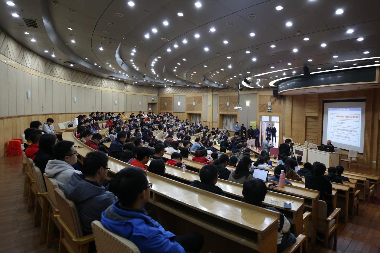 Các chuyên gia và nhà khoa học vào trường