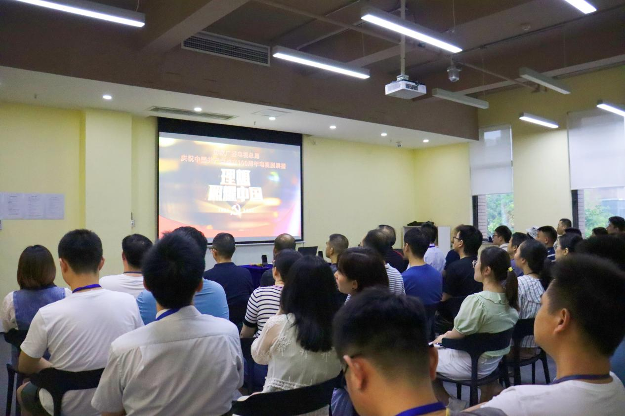Tri ân kinh điển đỏ, cùng chúc mừng một trăm năm thành lập Đảng - chi bộ tổ chức hoạt động xem phim đỏ
